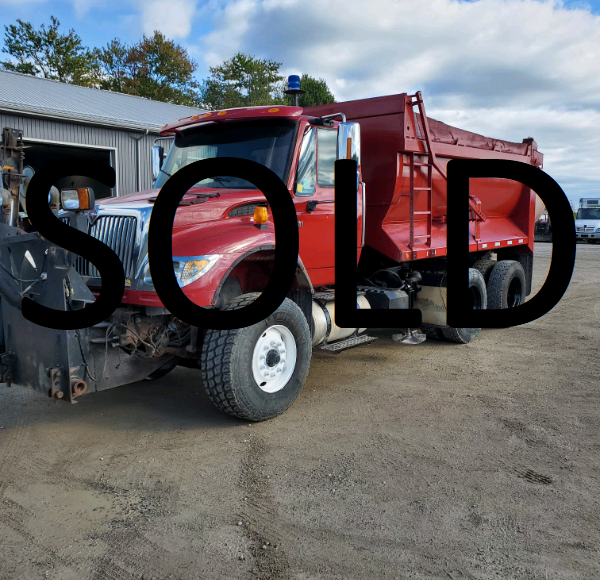 2005 INTERNATIONAL 7600 DUMP TRUCK WITH SNOW PLOW AND SANDER
